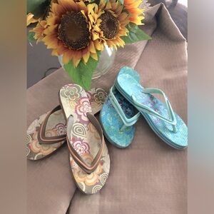 GAP WOMENS PAISLEY FLIP FLOPS SET of TWO